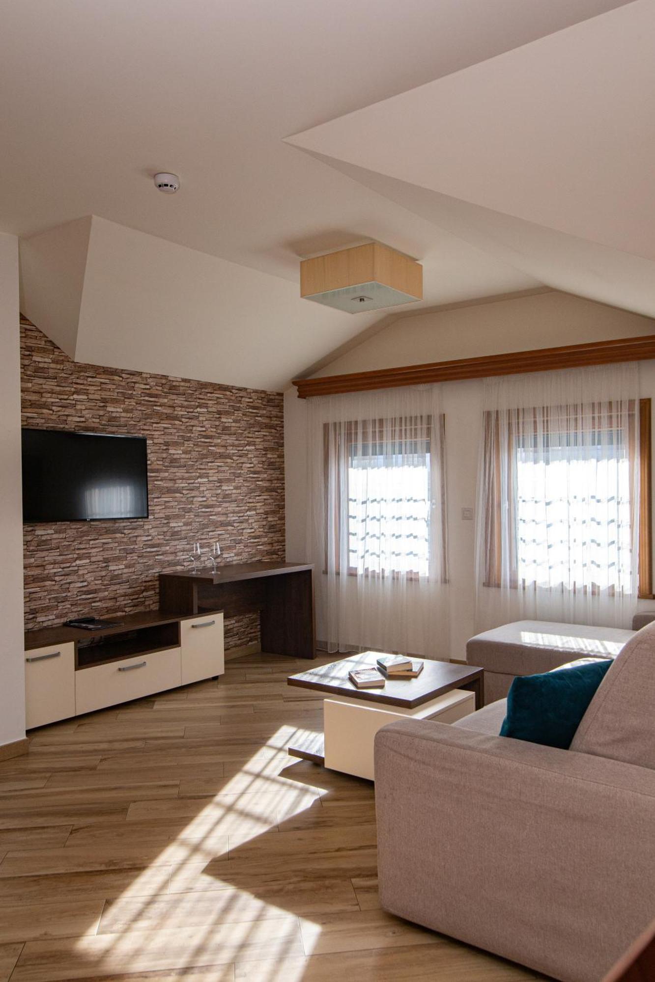 Central Inn *